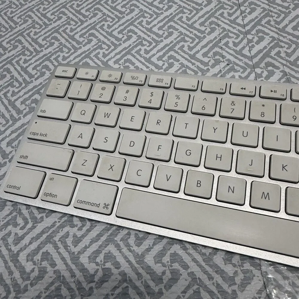 Apple A1243 Wired Aluminum Keyboard with Numeric Keypad & USB Extension Cable